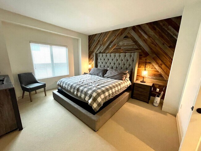 Building Photo - Modern and Chic 2 bed 2.5 bath in Newport Beach!!!