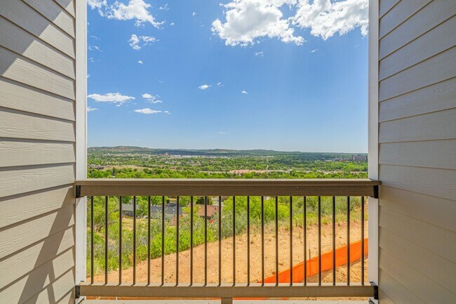 Building Photo - Luxury 4 Bed Townhouse with Amazing City and Mt Views on Westside