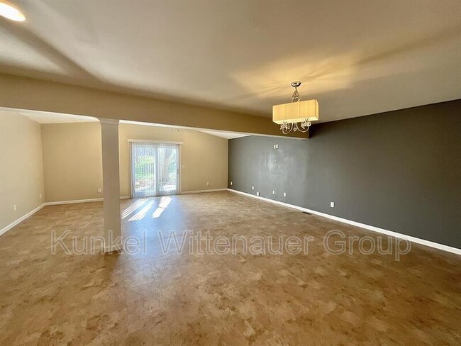 Building Photo - 13 Twin Oaks Dr