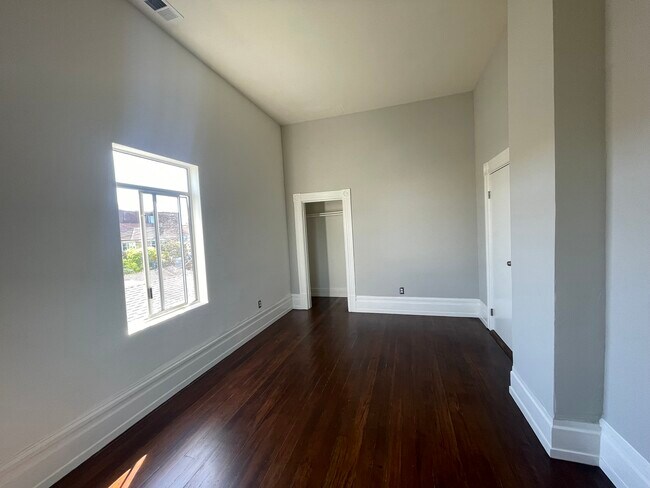 Building Photo - 1534 Center St