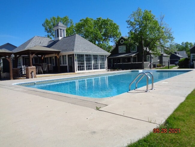Building Photo - 2 BR/2 1/2 BA Townhouse in Gated Littleton...