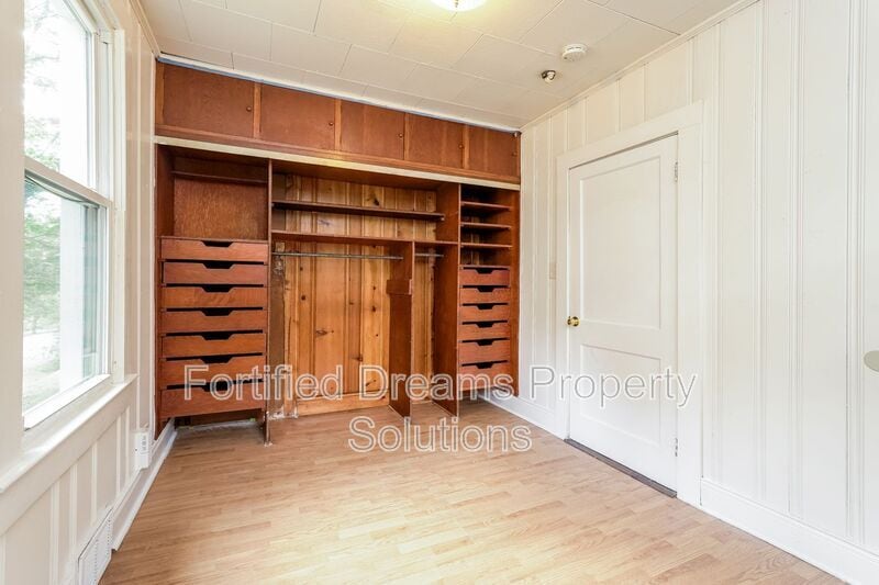 Building Photo - 420 E Twenty-Fifth St