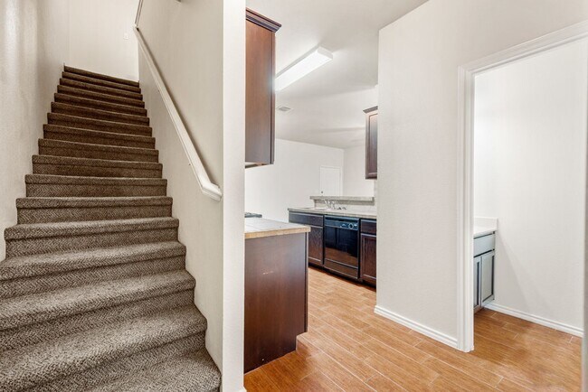 Building Photo - Available Now! Nice 3 Bedroom, 2.5 Bath Duplex located in New Braunfels!