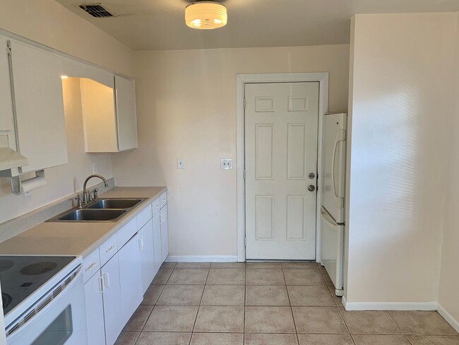Building Photo - FANTASTIC LOCATION! 2 BEDROOM 1 BATH DUPLEX LOCATED IN PINELLAS PARK, FL.