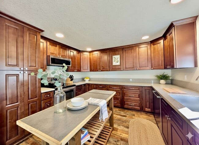 Building Photo - Spacious SW Tigard Retreat with Entertainer’s Backyard & Modern Chef’s Kitchen