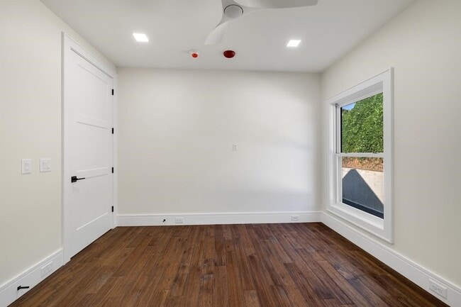 Building Photo - 1281 E Main St