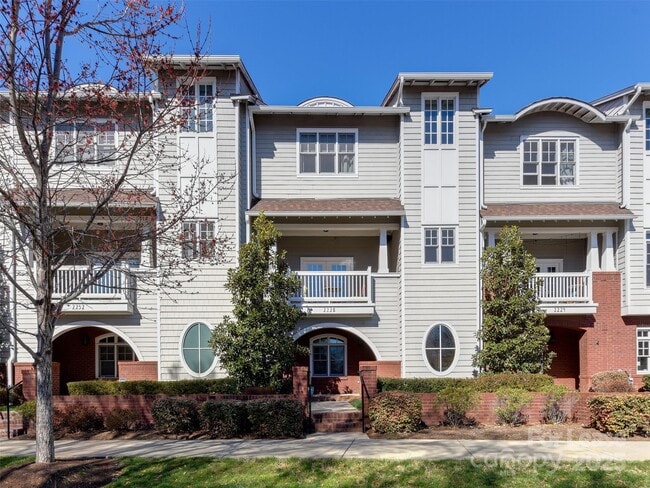 Building Photo - 2228 Lyndhurst Ave