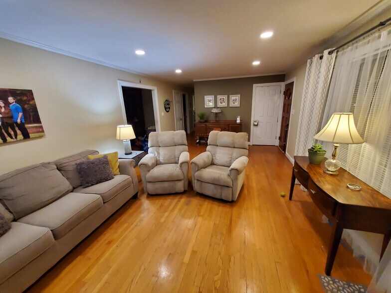 Living room room with recessed lights - 621 Broadview Dr