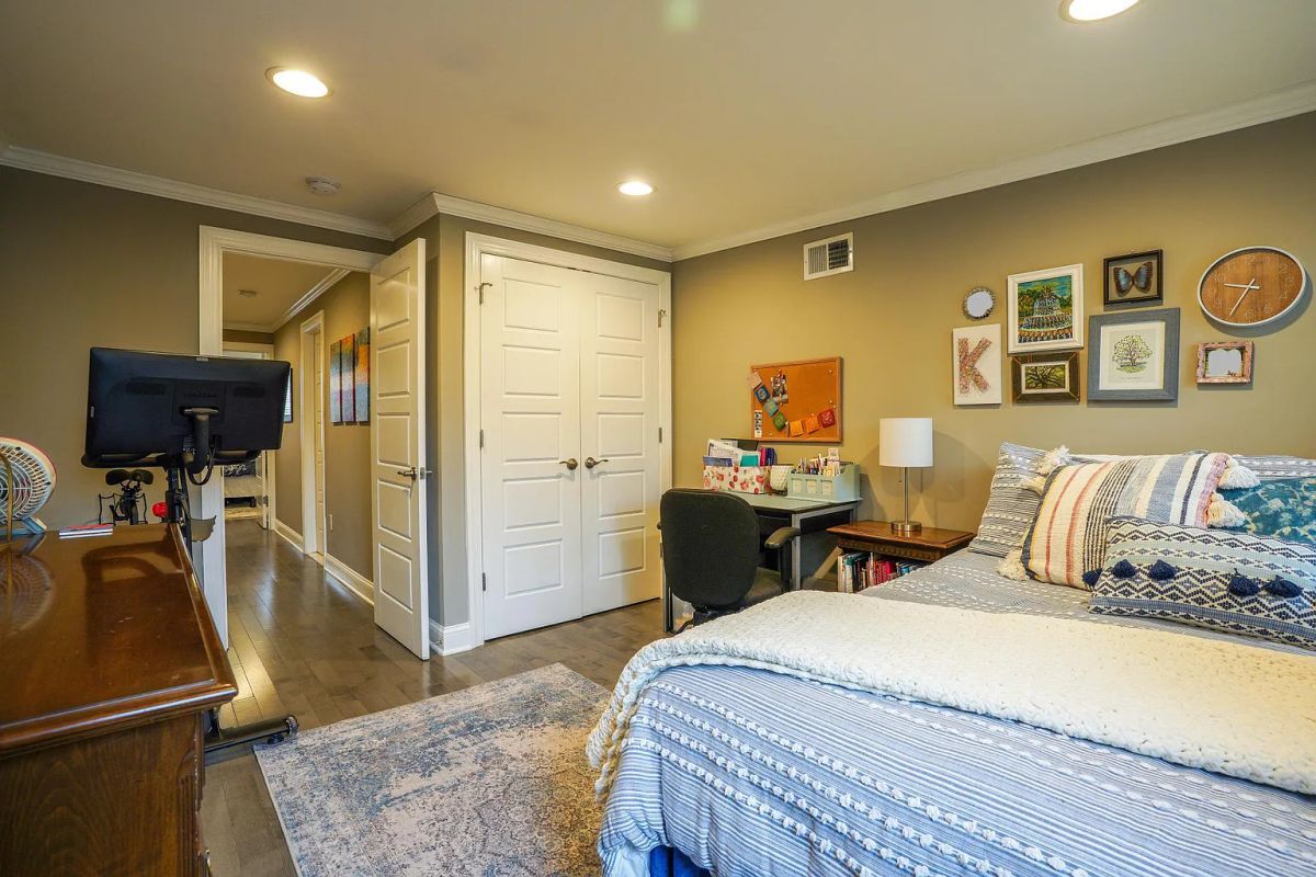 Building Photo - 22 E Heath St