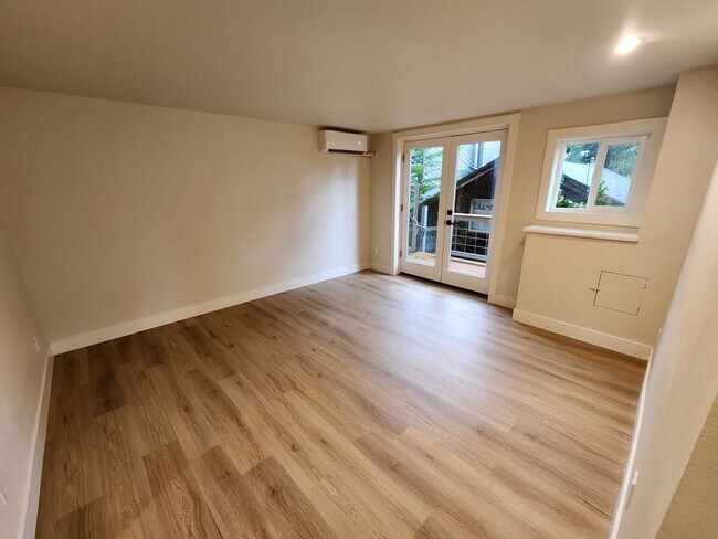 Building Photo - Gorgeous Remodeled 3 bed 2.5 bath in West ...