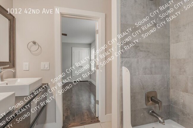 Building Photo - 1012 42nd Ave N