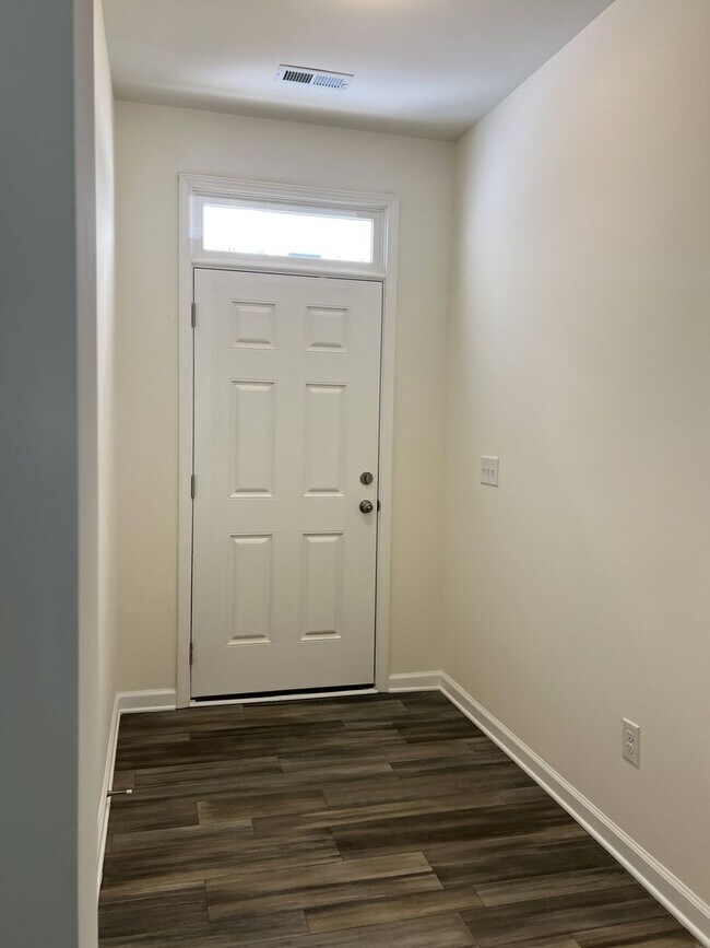 Building Photo - $1,000 Off First Full Month Rent