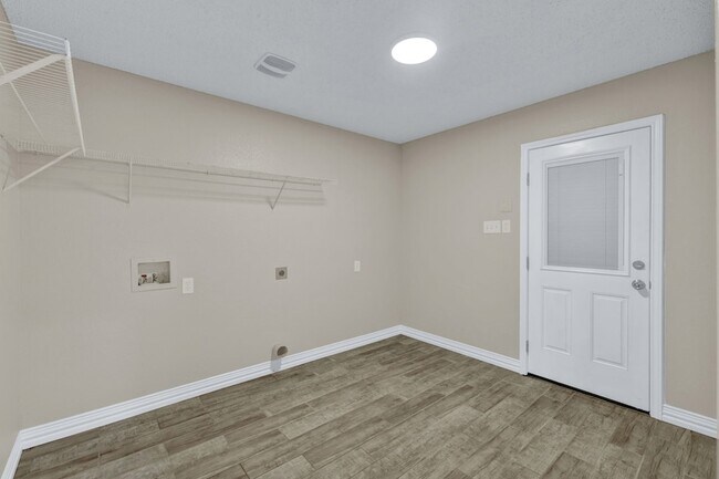 Building Photo - 6205 Winnebago Ct