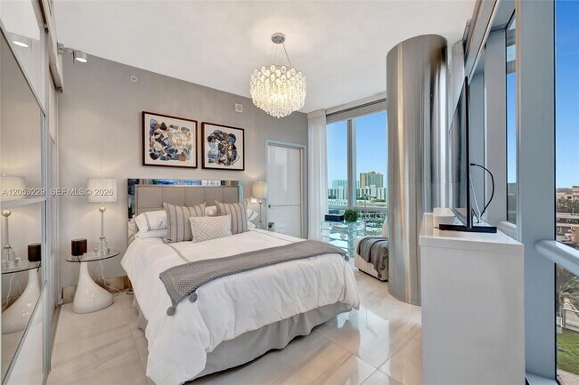 Building Photo - 17121 Collins Ave
