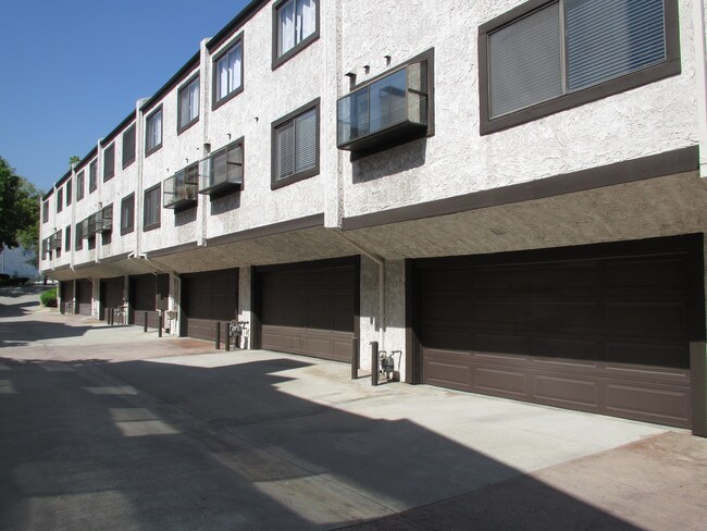 Building Photo - 452 W Huntington Dr