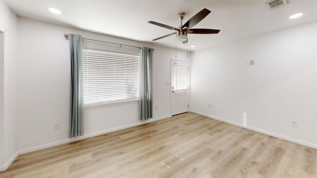 Building Photo - 1202 Sunshine Dr