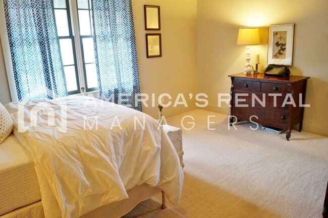 Building Photo - DEPOSIT PENDING! Beautiful Loft Style Town...