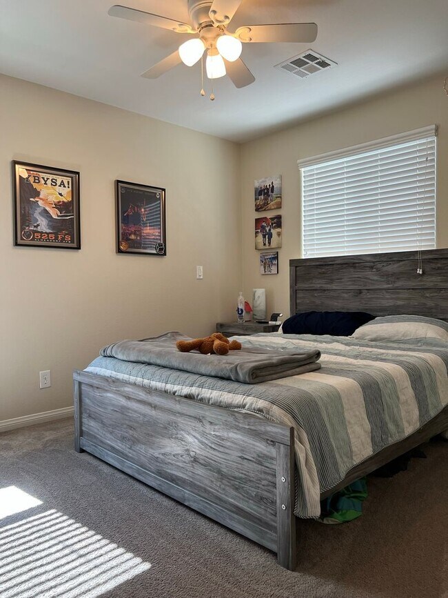 Building Photo - ABSOLUTELY AMAZING! Large 4 bedroom 2 stor...