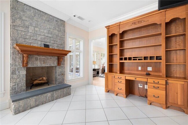 Building Photo - 524 Tillinghast Rd