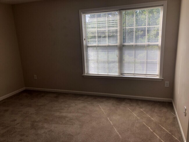 Building Photo - 12 Loyalist Rd