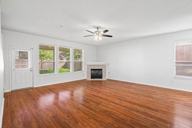 Building Photo - 15327 Hickory Dale St