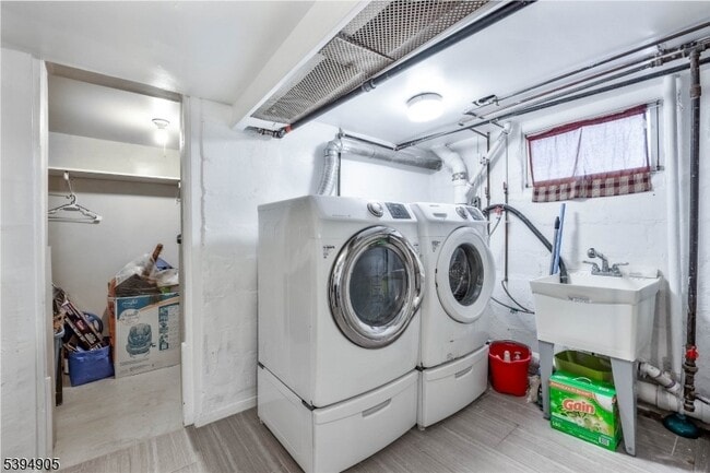 Building Photo - 85 Barrows Ave