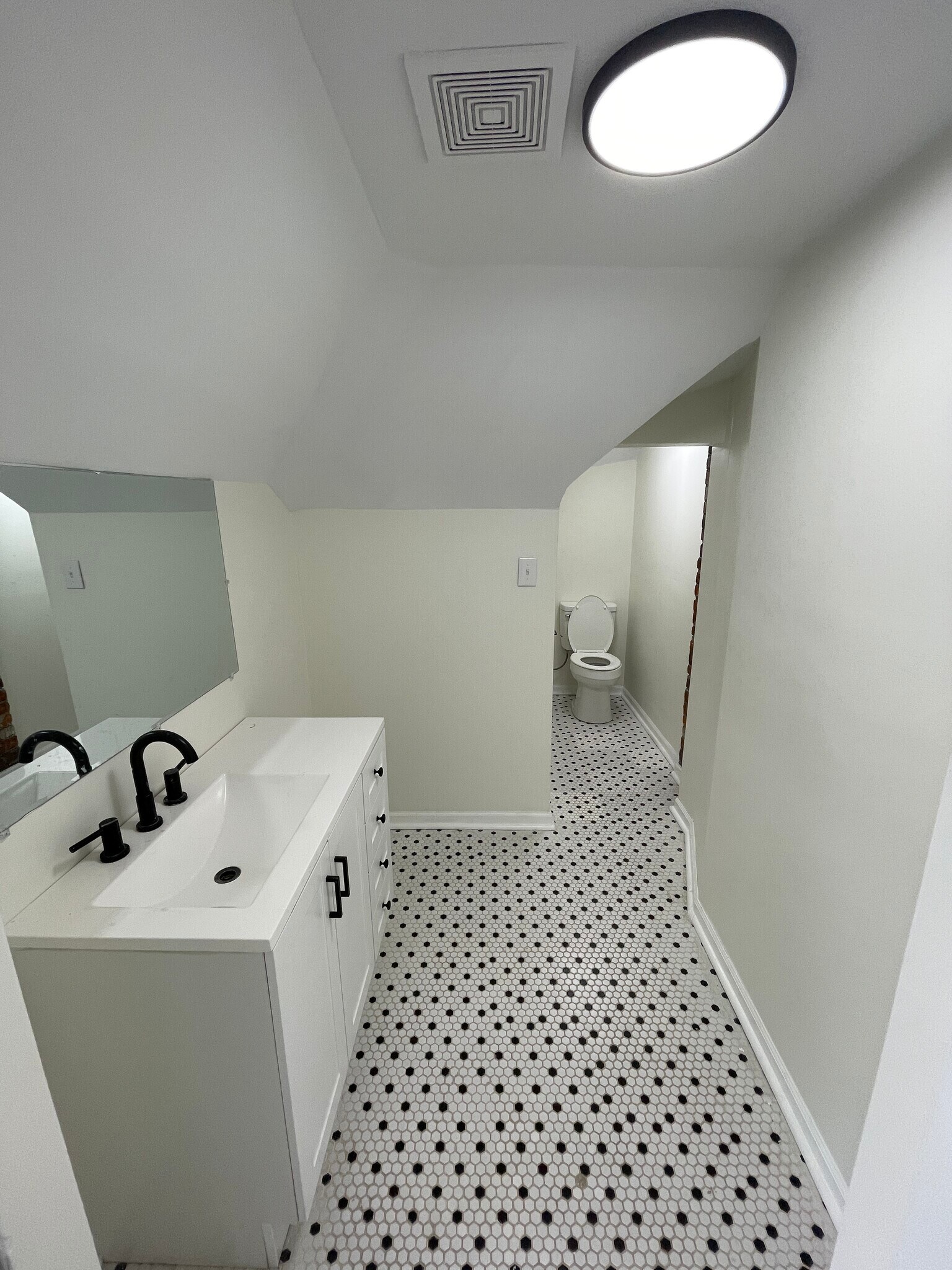 Building Photo - 297 Reinhard Ave