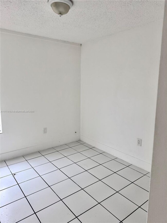 Building Photo - 9678 Fontainebleau Blvd