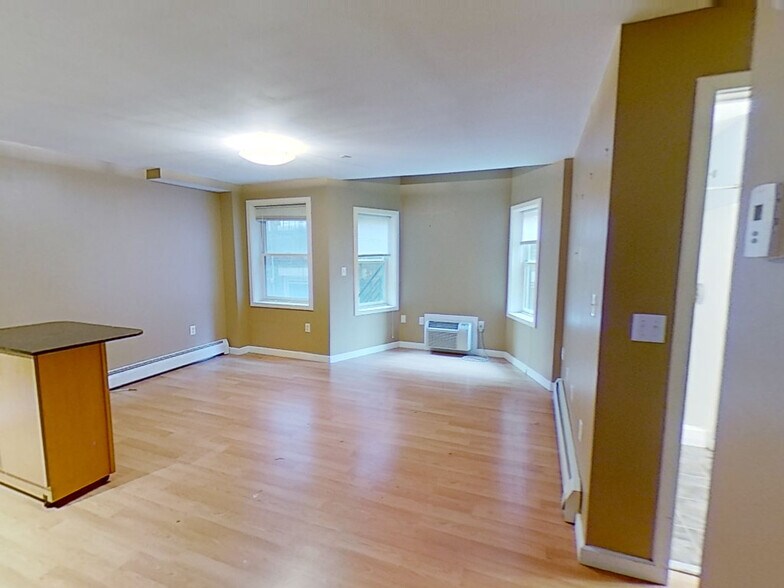 Building Photo - 461 Park Dr