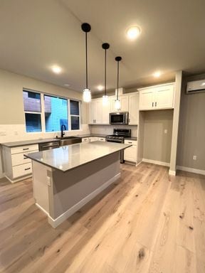 Building Photo - Modern 3Bed/2Bath PLUS 2 car garage Townhome in Bellevue!