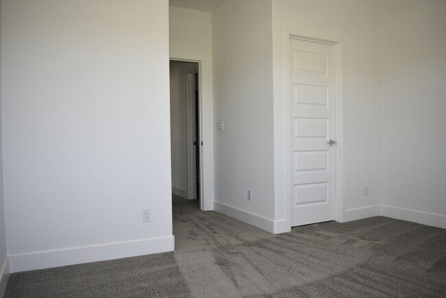 Building Photo - 6000 Danwood Dr
