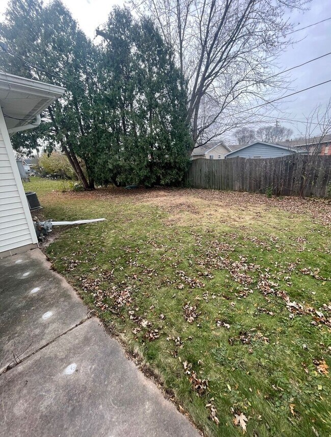 Building Photo - 2 bed, 2 bath, duplex across from park. Appleton!