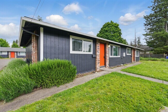 Building Photo - Comfort & Convenience in the Heart of Lents!