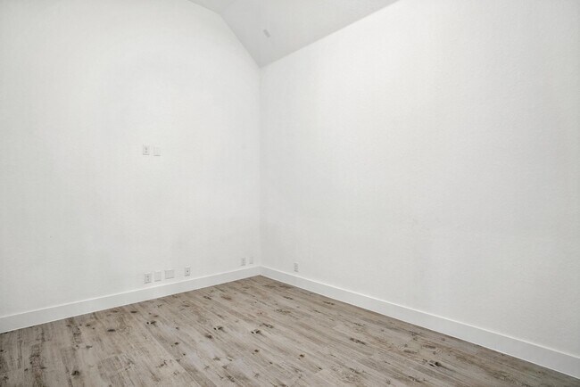 Building Photo - 220 Corazon