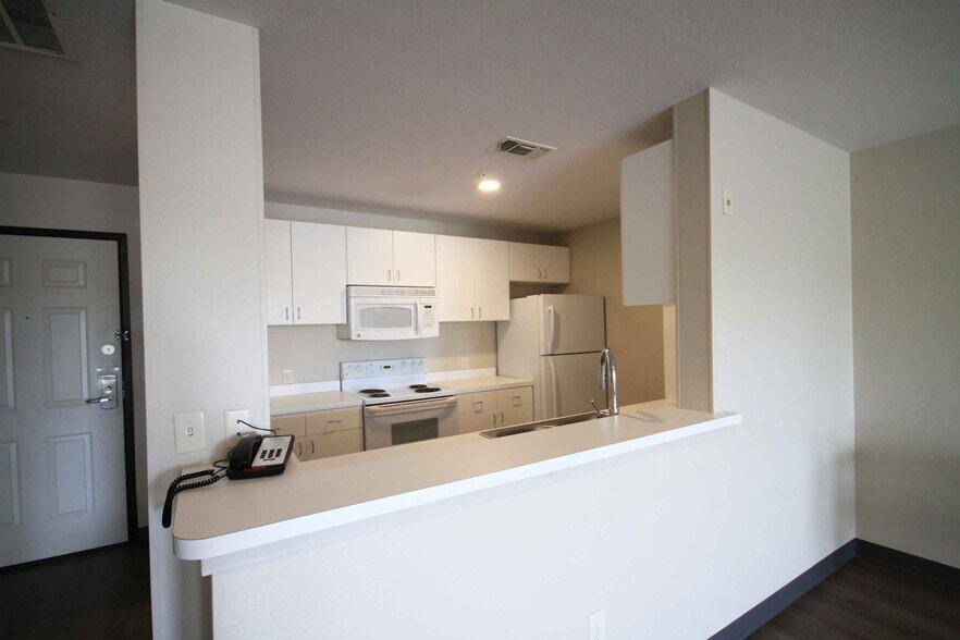 Building Photo - Furnished Studio-Albuquerque - Rio Rancho Blvd.