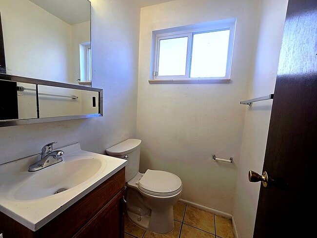 Building Photo - Charming 2-Bedroom, 2-Bath Townhome-Style Unit in Edgewater