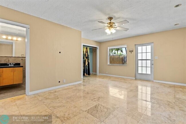 Building Photo - 736 NE 13th Ct