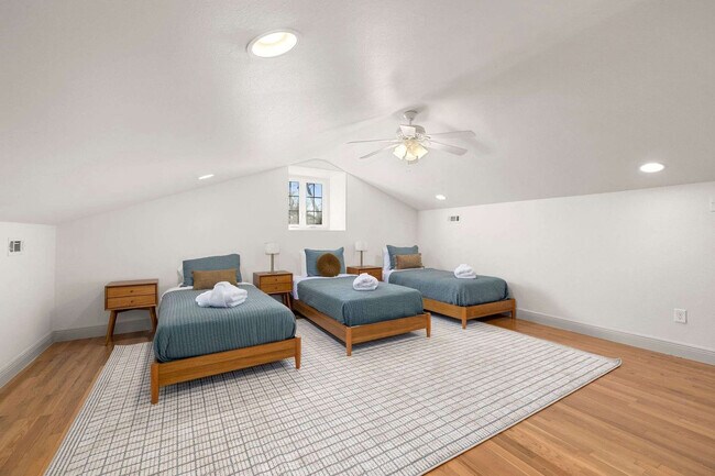 Building Photo - 515 NW D St