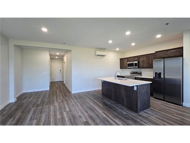 Building Photo - LAKE VIEW- 3 Bedroom Condo