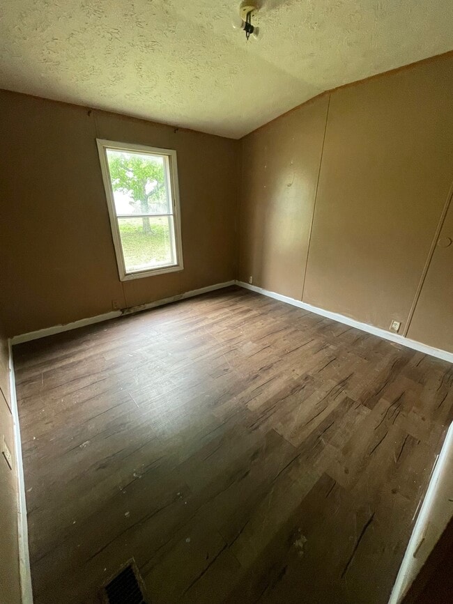 Building Photo - 395 Memory Ln