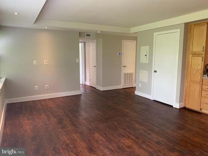 Building Photo - 210 Oakwood St SE