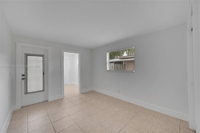 Building Photo - 810 SW 12th Ct