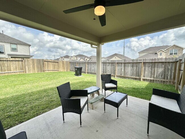 Building Photo - Charming 4-Bedroom Retreat with Granite Accents & Hardwood Elegance in Alvin!