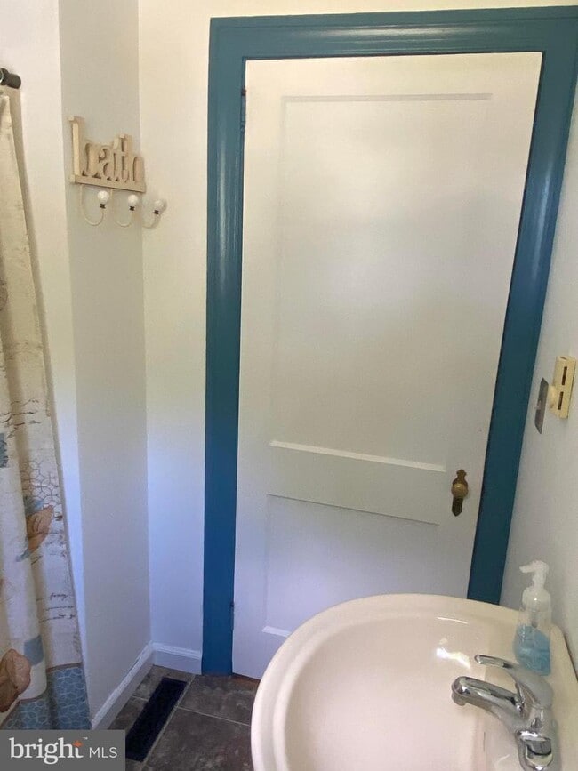 Building Photo - 1009 Tyler Ave