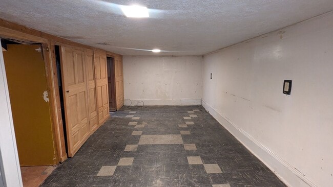 Building Photo - Charming 3-bedroom, 1.5-bathrooms home located in the heart of Akron