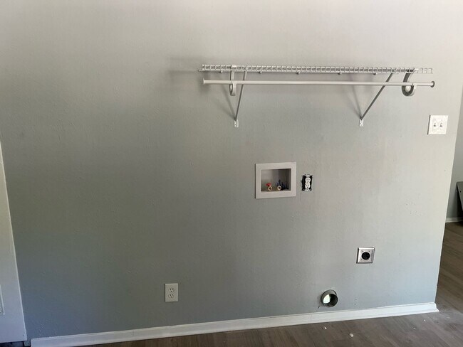 Building Photo - 2917-2917 Bernice Dr