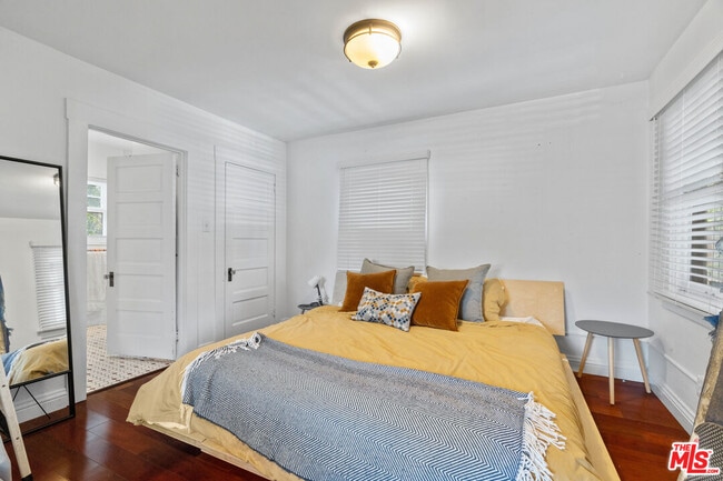 Building Photo - 307 6th Ave