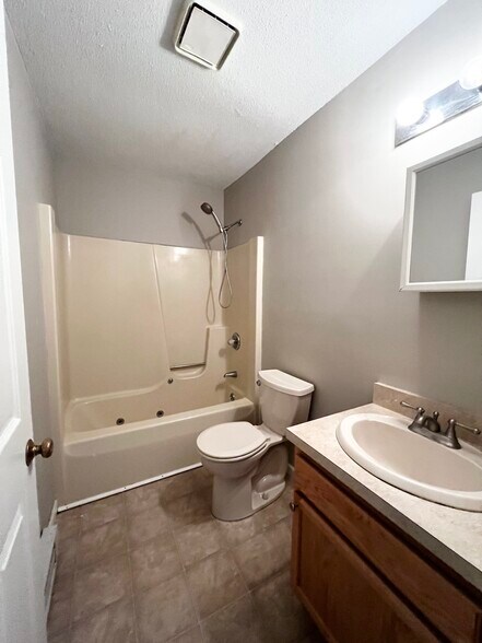 Building Photo - 812 Lake Vista Dr