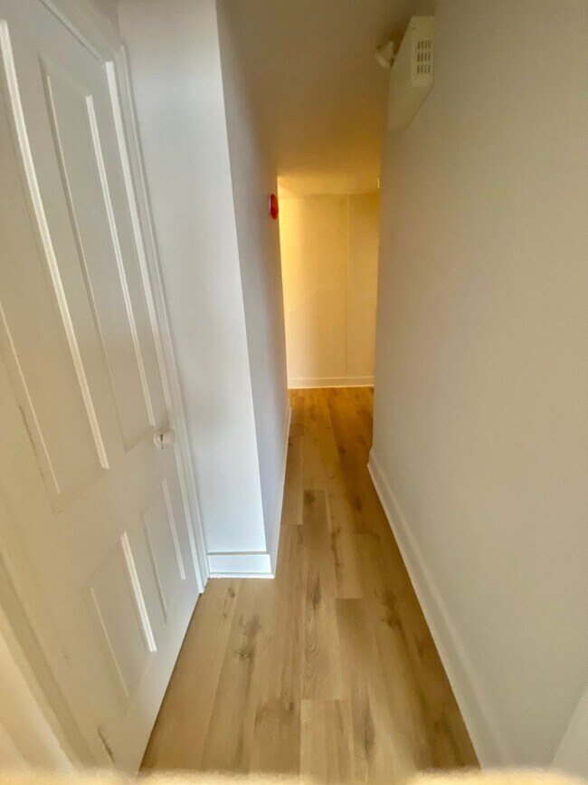 Building Photo - 644 E Chestnut St