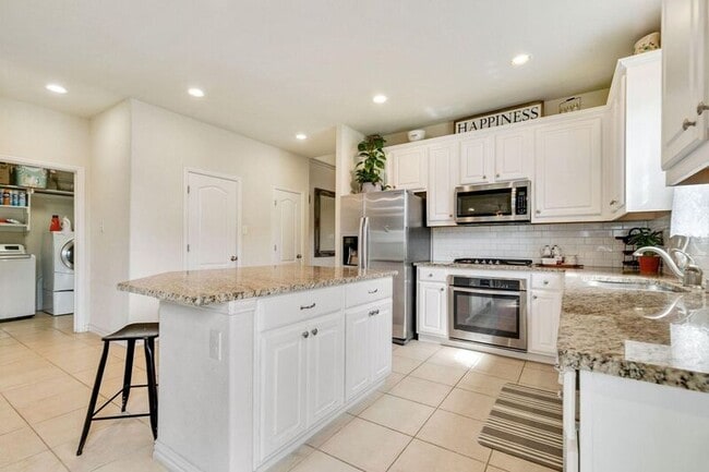 Building Photo - 5601 Fremont Dr